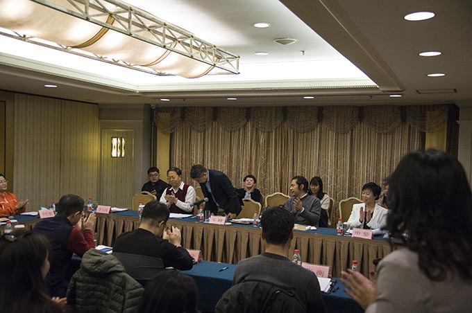 请新当选的方傅根理事长讲话.